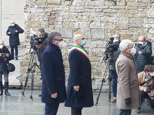 L’assessore regionale alle Autonomie locali Pierpaolo Roberti depone una corona al monumento nazionale della Risiera di San Sabba. Nella foto, da sinistra a destra, Roberti, il sindaco Roberto Dipiazza e il commissario del Governo Annunziato Vardè